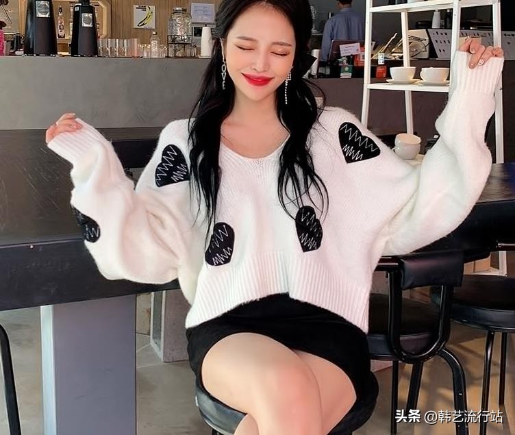 今年流行设计感毛衣,韩国设计款宽松毛衣