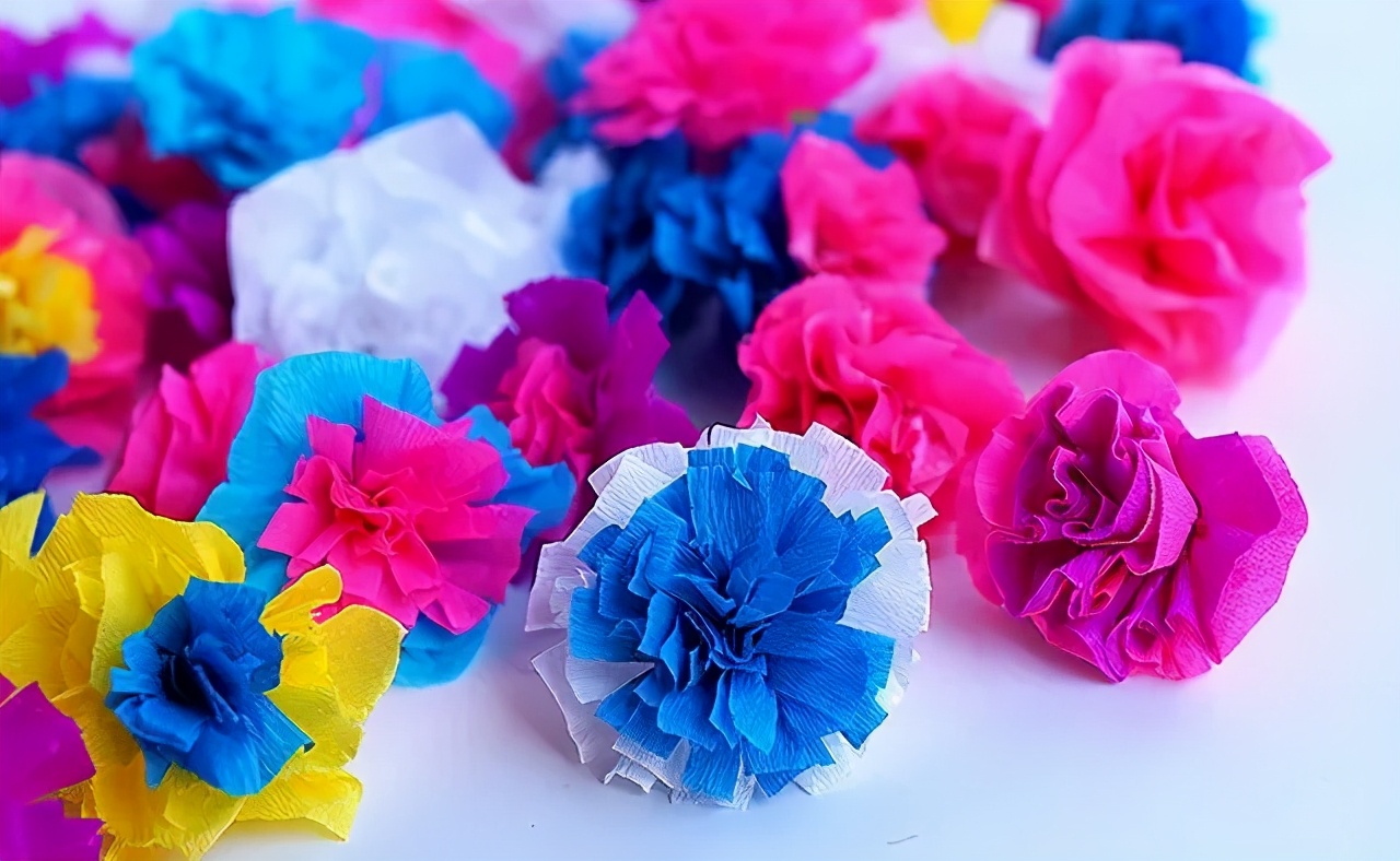 用手工纸做出来的花型装饰,软皱纹纸手工花