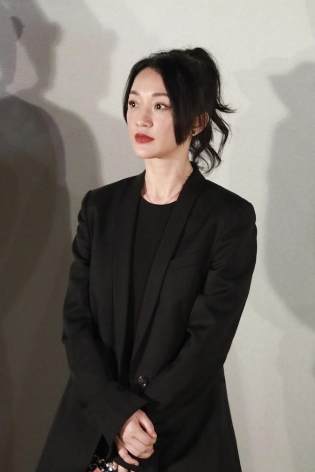 周迅穿黑条西装,周迅西装造型图片