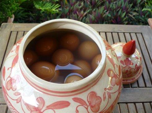 咸鸡蛋腌了14天不咸也不出油咋办,咸鸡蛋的腌制方法出油最简单的