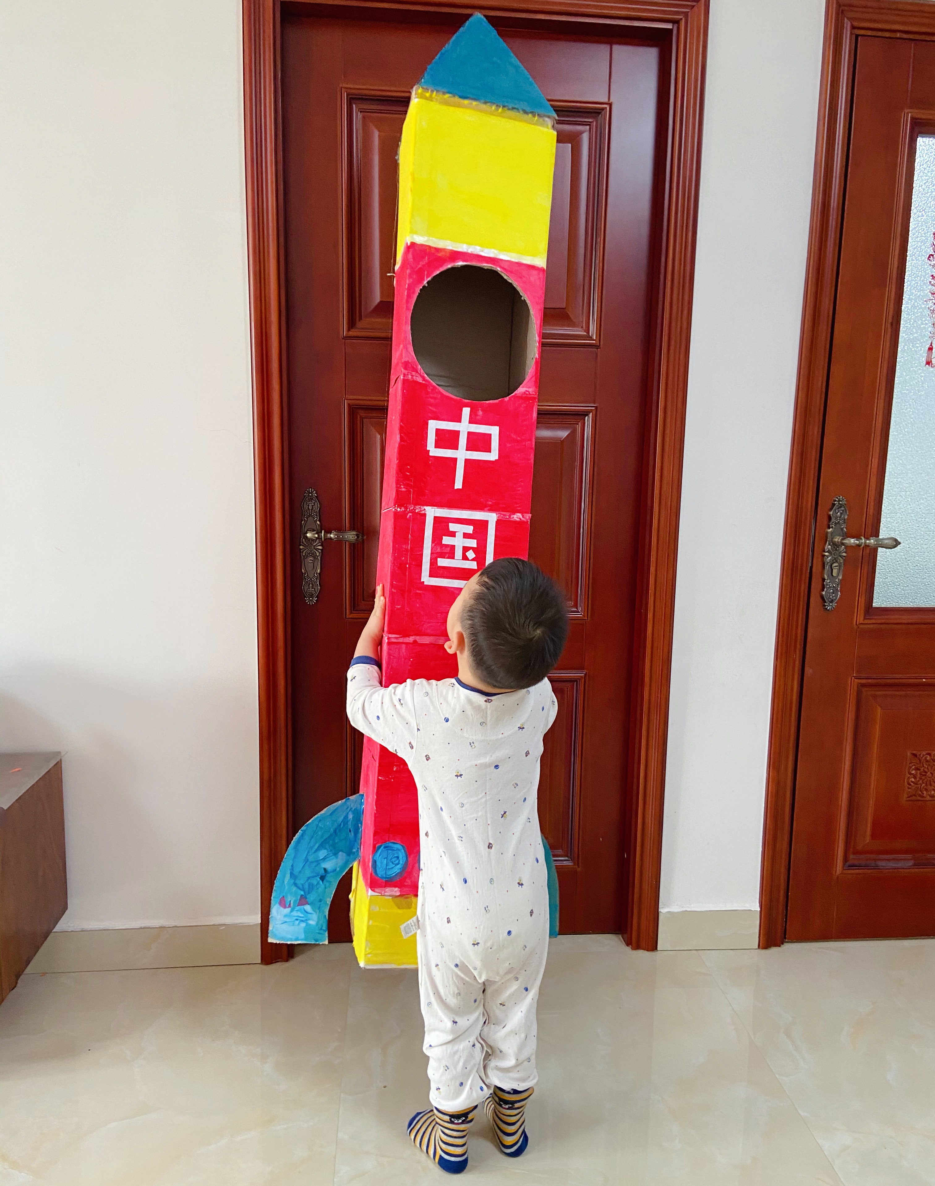 废纸箱可以做什么玩具,不用的废纸箱如何给孩子做玩具