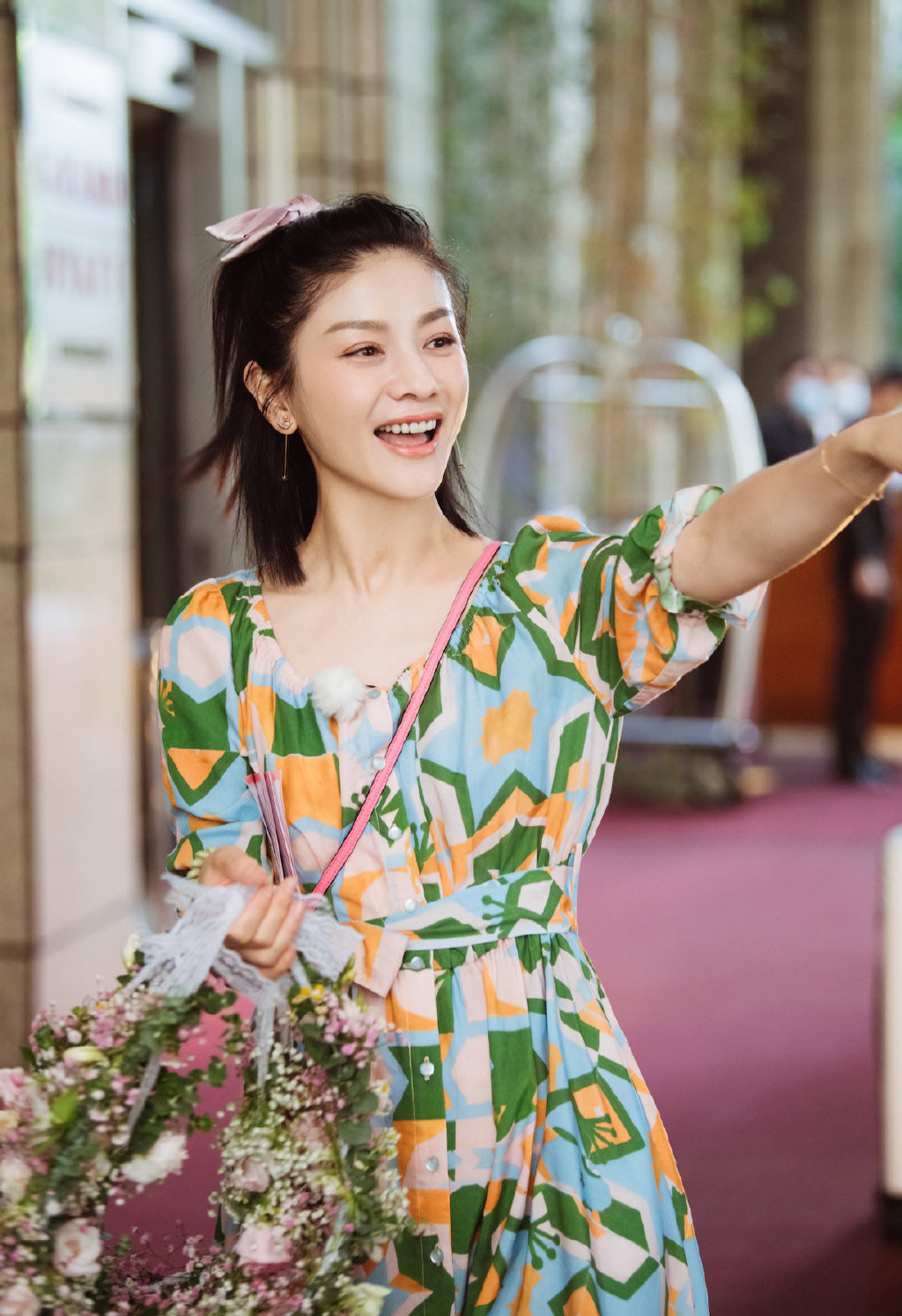 胡可穿衣搭配图,44岁胡可穿娃娃连衣裙配小白鞋