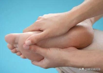 糖尿病足烂脚前有6个症状,糖尿病足早期症状如何治疗