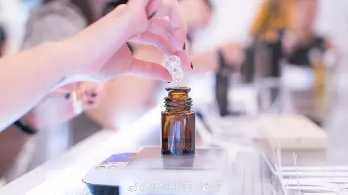 当岡本跨界遇上香水，会产生什么样的化学反应？