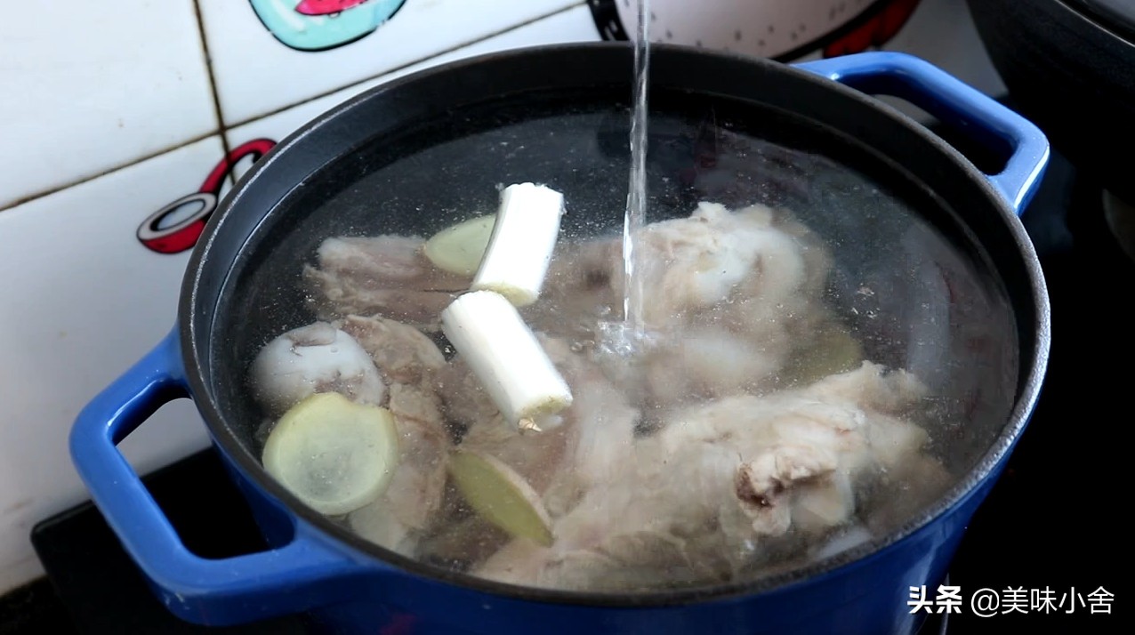 怎么熬大骨头汤好喝又营养,如何熬骨头汤才鲜美有营养