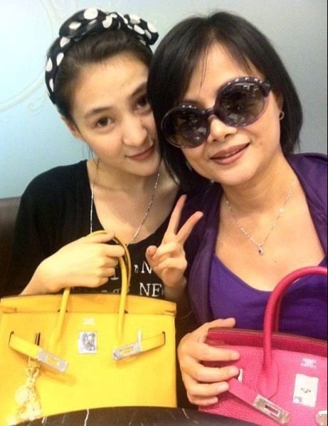 20岁收到上亿礼物,却从不敢认“干爹”,郭美美到底精明在哪?