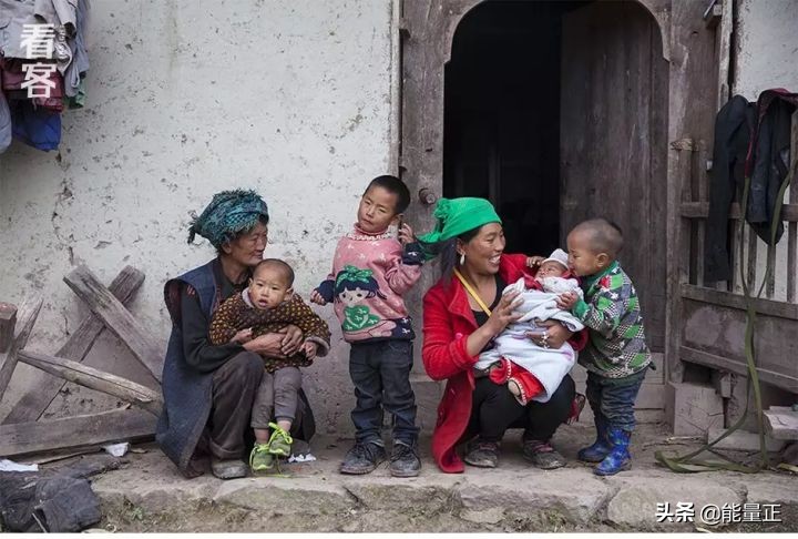 为了逃离包办婚姻，她们前往深圳打工赎身