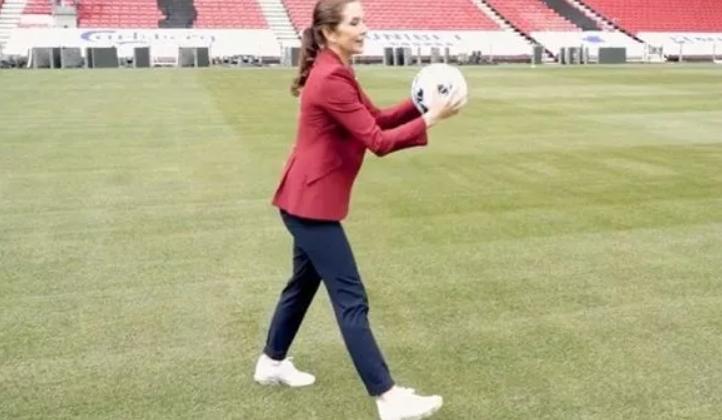 未来的丹麦王后玛丽穿西装秀球技，为足球队加油，颠起球好熟练