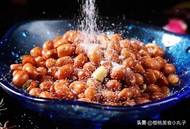 炸花生米先放油还是先放花生米,炸花生米和煮花生米哪个更好