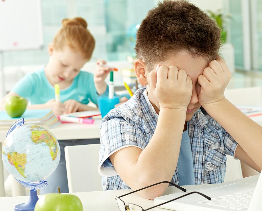 小学女孩眼睛近视配眼镜,小孩近视了家长不给配眼镜怎么办