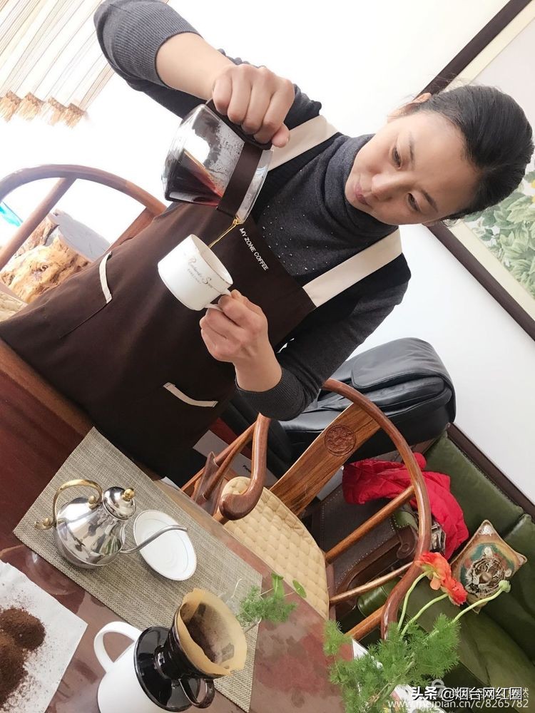 喜欢咖啡，因为那种独特的色香味。色泽凝重，透着忧郁和冷寂