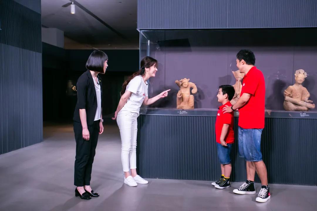 火出圈的中国高定我们也能买得起,打工人买不起衣服