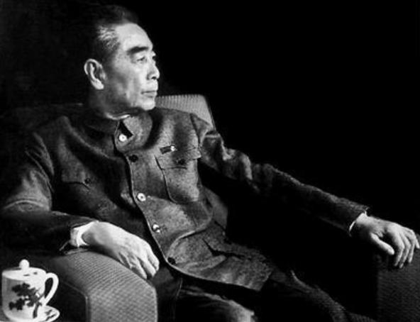 周总理最后2年，体重61斤平均40天一场手术，临终前苦等发妻