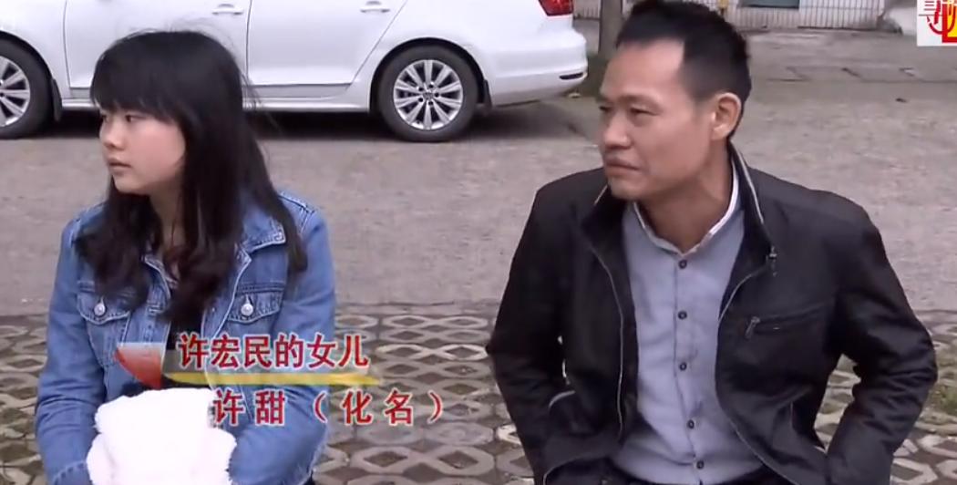 女儿结婚大摆宴席,亲生父亲却不知情,干妈成了主持人