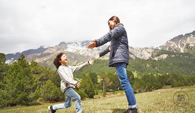 丈夫离婚不要智障儿子,母亲净身出户换来智障儿童