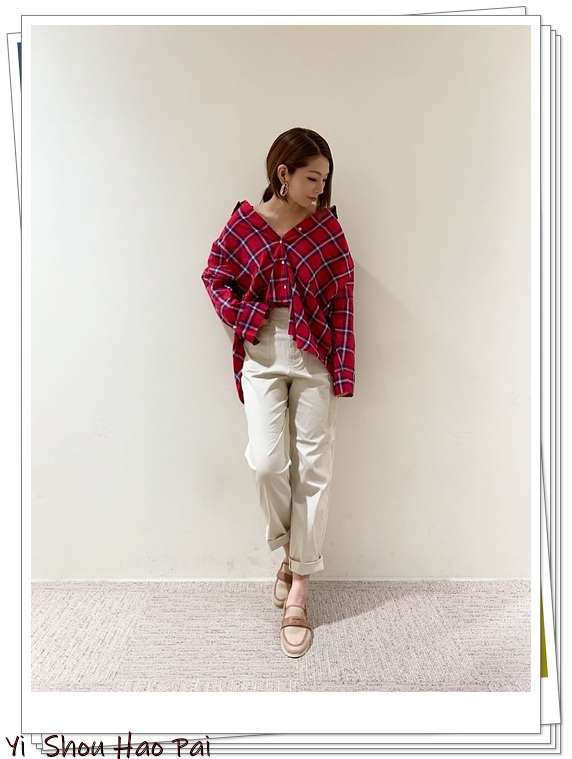 红色小格子衬衫女长袖时尚穿搭,红色格子衬衫配什么颜色裤子好看
