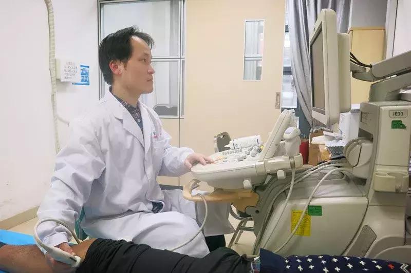 我明明开的是彩超,图像怎么是黑白的?