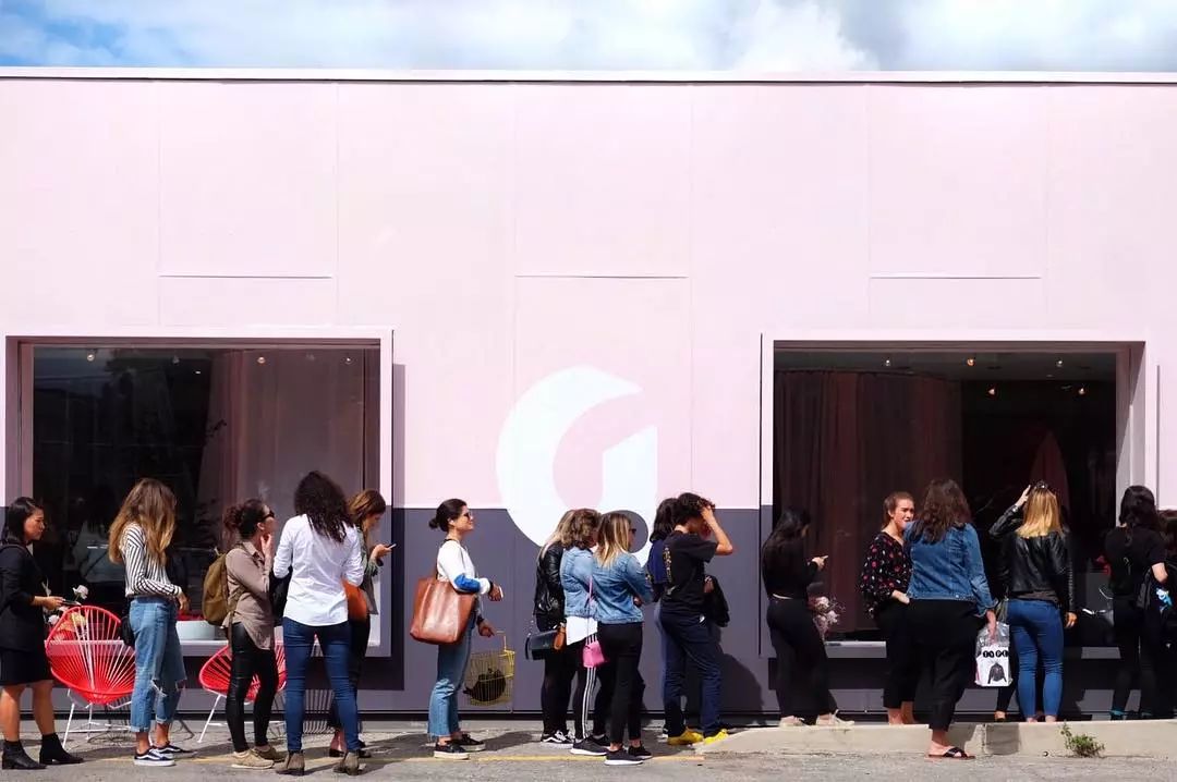 全网爆火彩妆,supreme粉底液