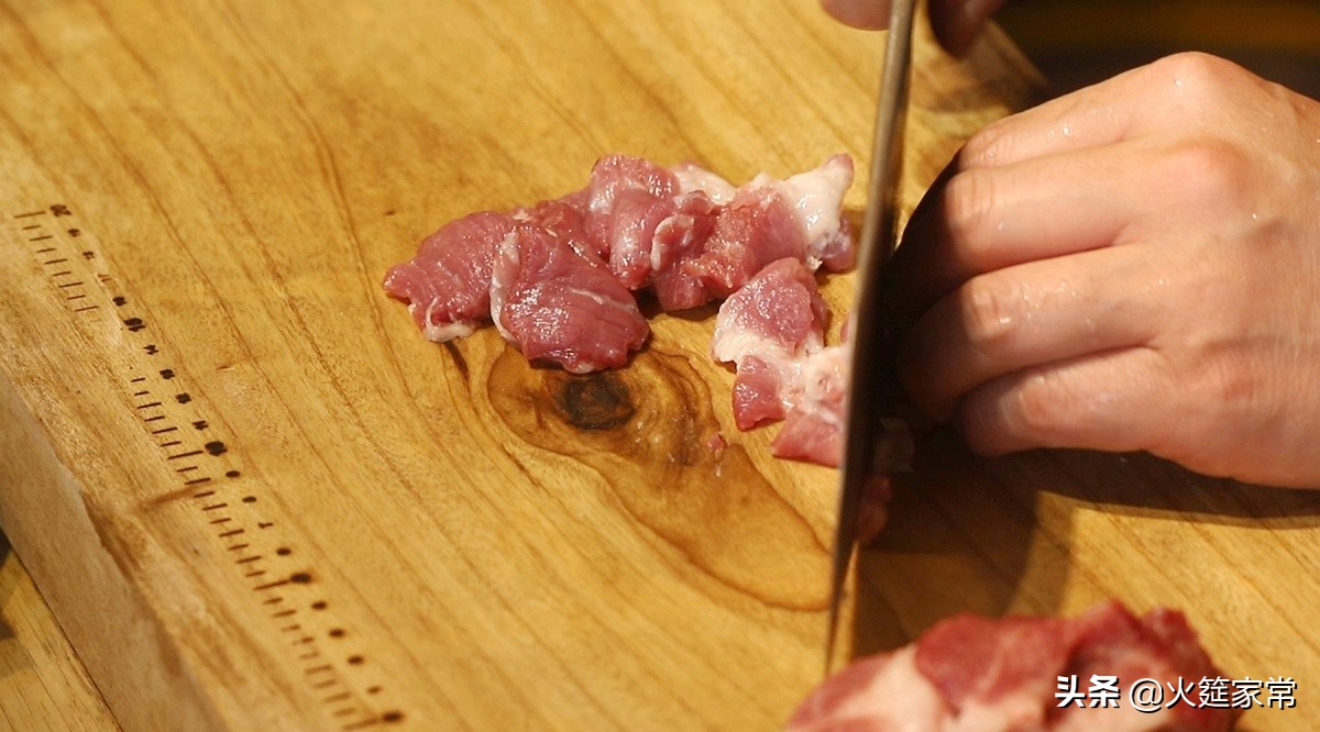 酸菜滑肉汤，老师傅教你肉片爽滑鲜嫩的小窍门，一学就会