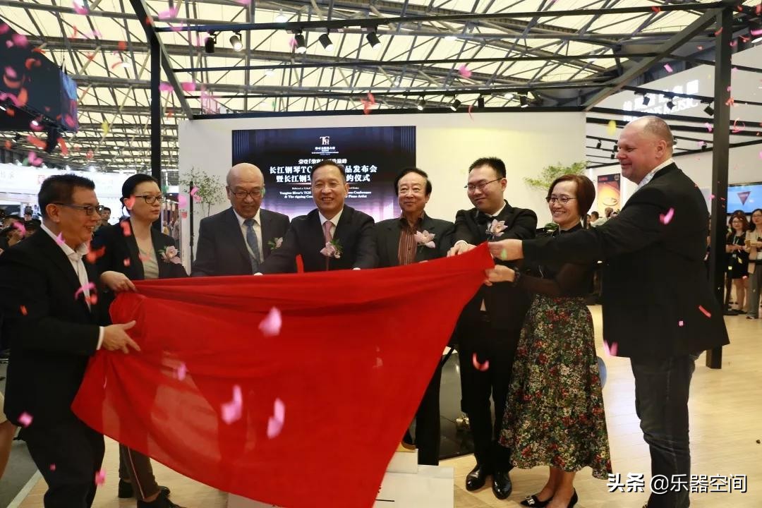 钢琴家安天旭签约长江钢琴艺术家,安天旭弹钢琴大赛