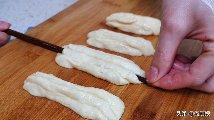 炸油条怎么加入泡打粉,炸油条放鸡蛋好还是不放鸡蛋好