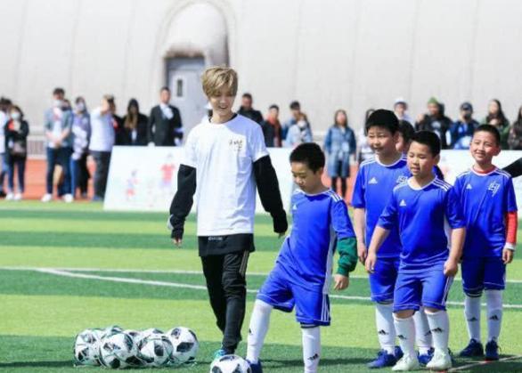 鹿晗打球扣篮,鹿晗虽然不高但是打篮球超帅