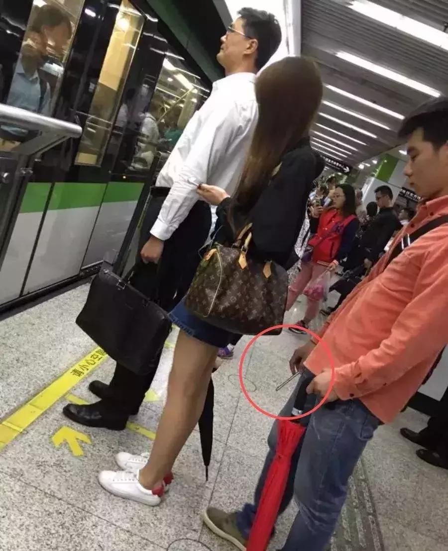 女孩们，小心你们裙底的镜头