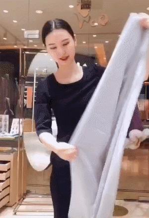 羊绒围巾这样戴简单又时尚,丝绸面料的围巾的系法