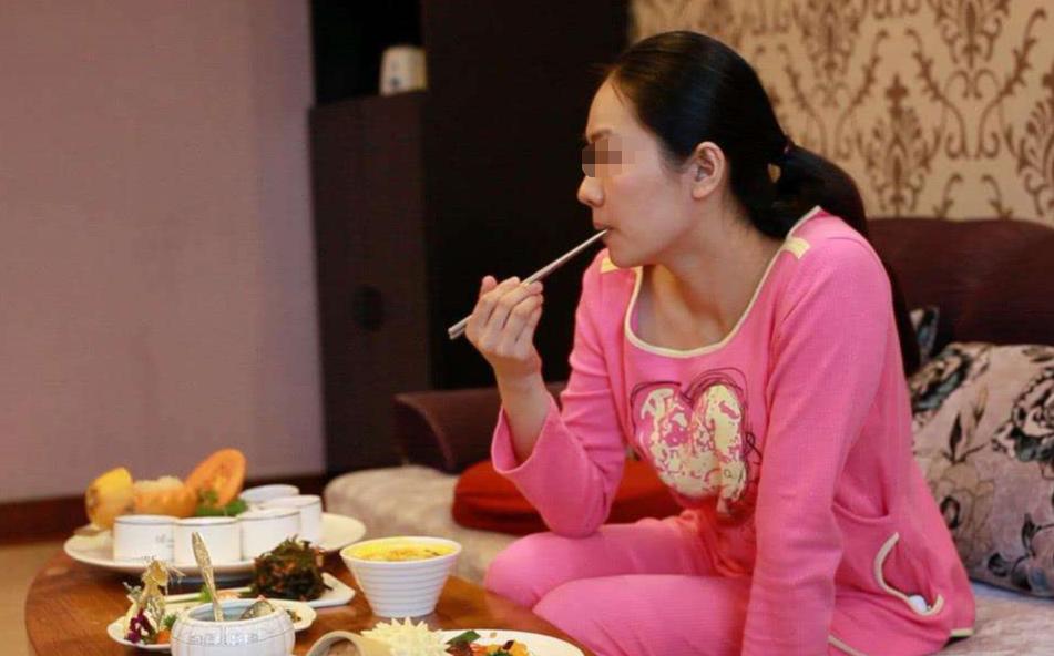 宝妈产后没奶水,情急之下找来“男催乳师”,体验后有点糟心