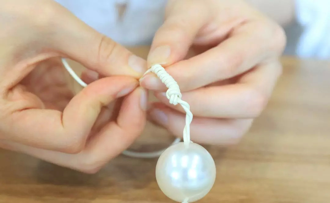 废旧纸袋如何做收纳包包,大牌纸袋斜挎包包改造教程