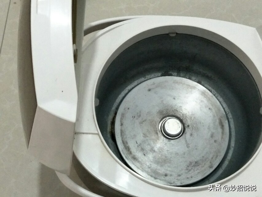 电饭煲煮饭时间长拌有烧糊味怎办?教你用这招，煮饭时间缩短一半
