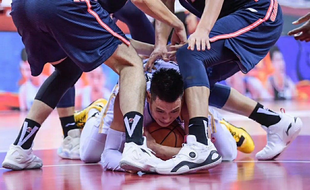 北京专场解说员双标行为惹争议，球迷直言太恶心