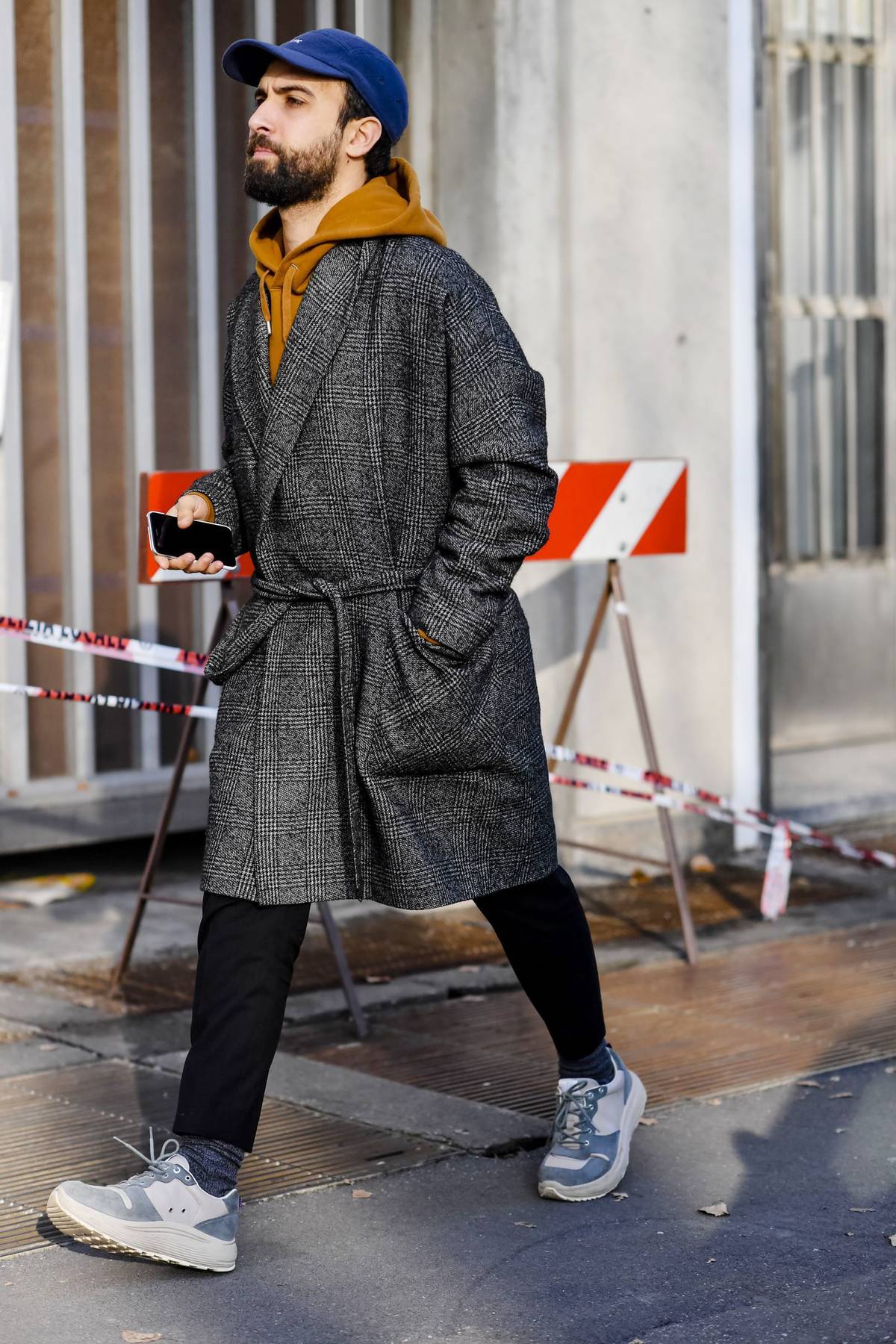 咖色大衣搭配什么颜色连帽卫衣,黑色风衣内搭带帽卫衣搭配