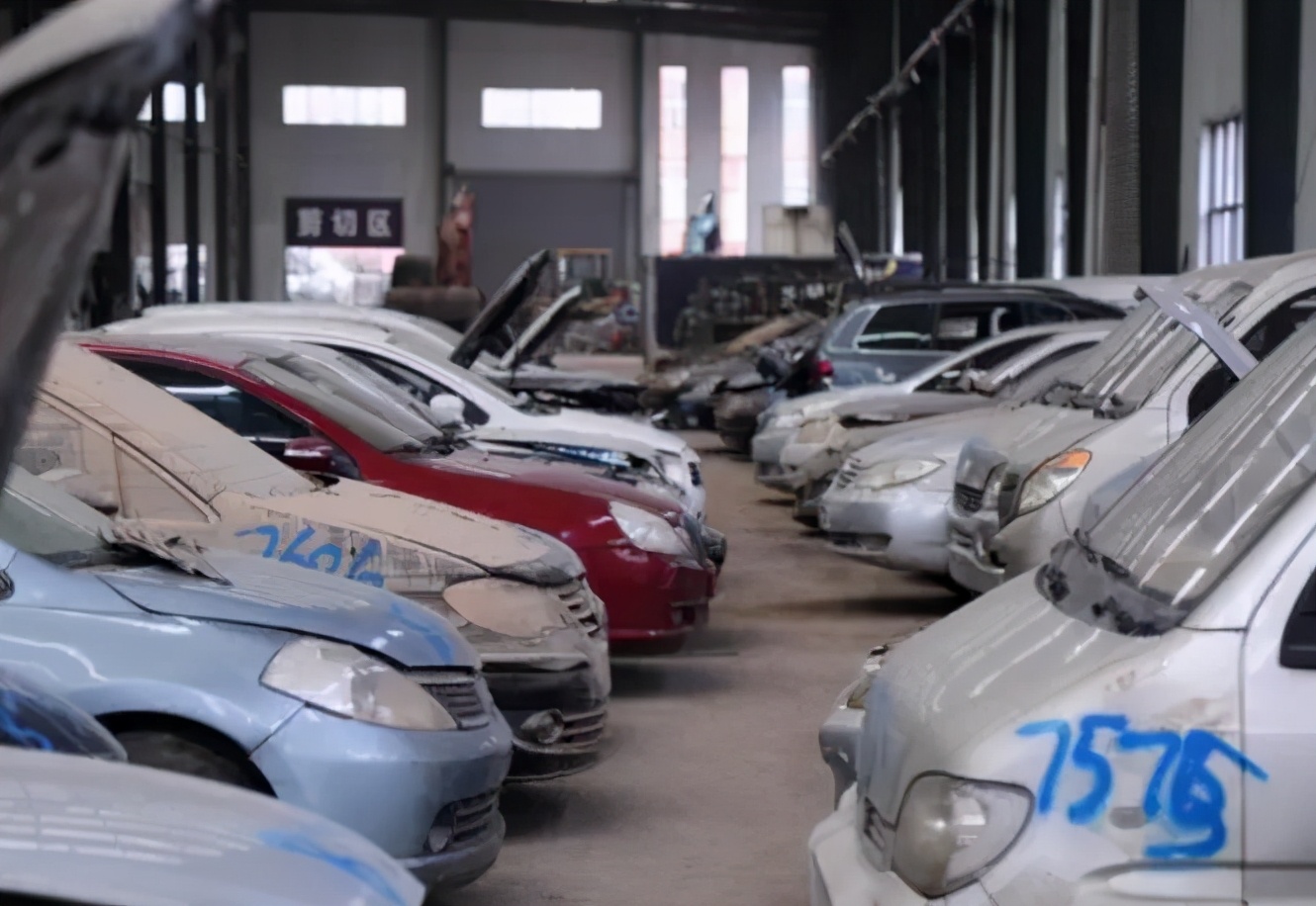 郑州暴雨市民车全部被淹崩溃大哭,郑州暴雨车子被淹