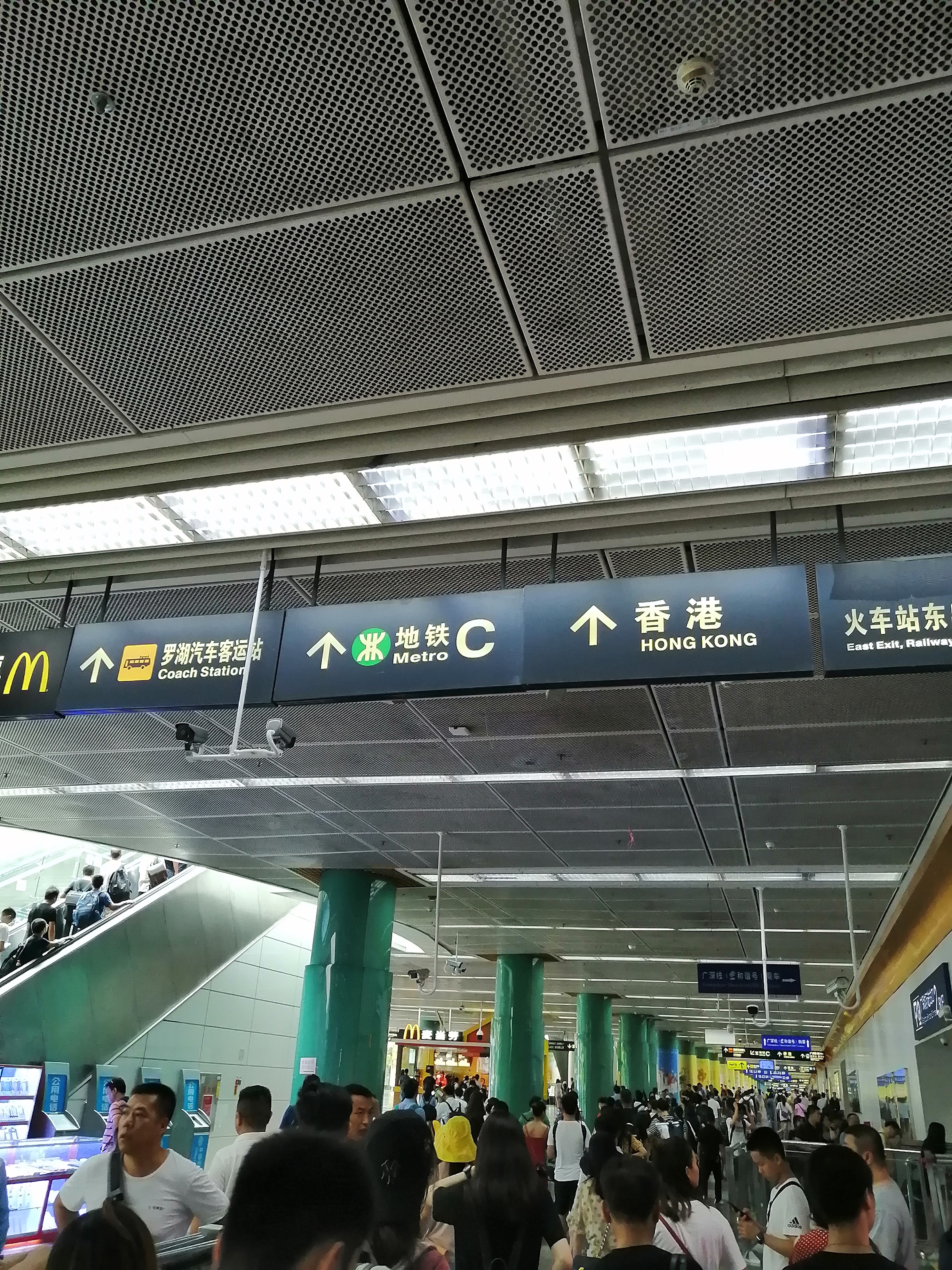 七月初香港游初印象-钓鱼的老人、性感的西方女游客、绘画的小孩