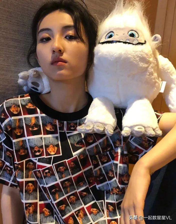 张子枫t恤电影,张子枫黑短裤白t恤