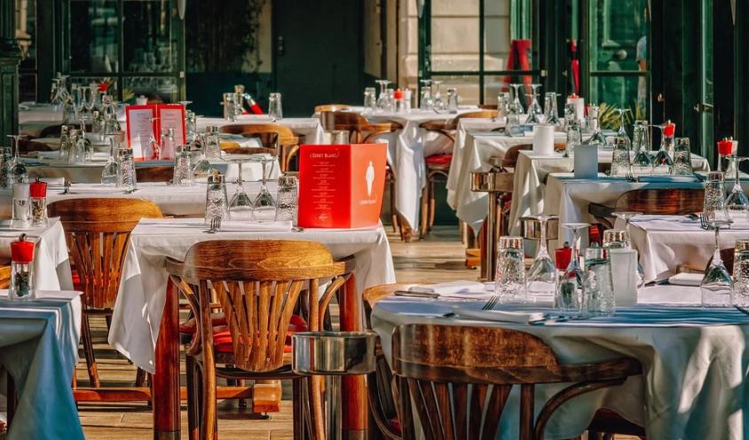 行业分析｜餐饮业和外贸业三季度有望恢复，预计全年同比下跌30%