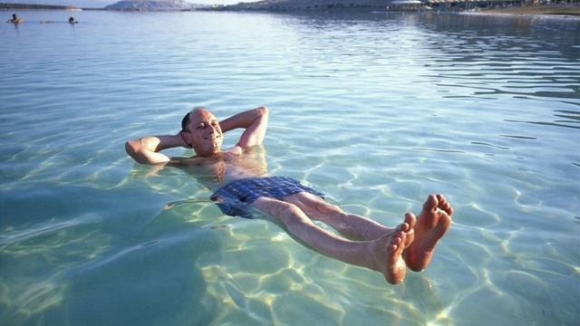 惬意“看书看报”的死海，为什么无人游泳？导游：作死就试试