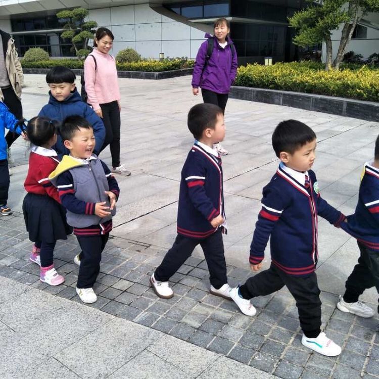涓滄柟鍥介檯鏁欒偛,涓滄柟鍥介檯骞煎効鍥埛澶栧ぇ璇惧爞