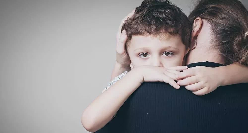 孩子哭闹该不该去哄,孩子哭闹不止是对的