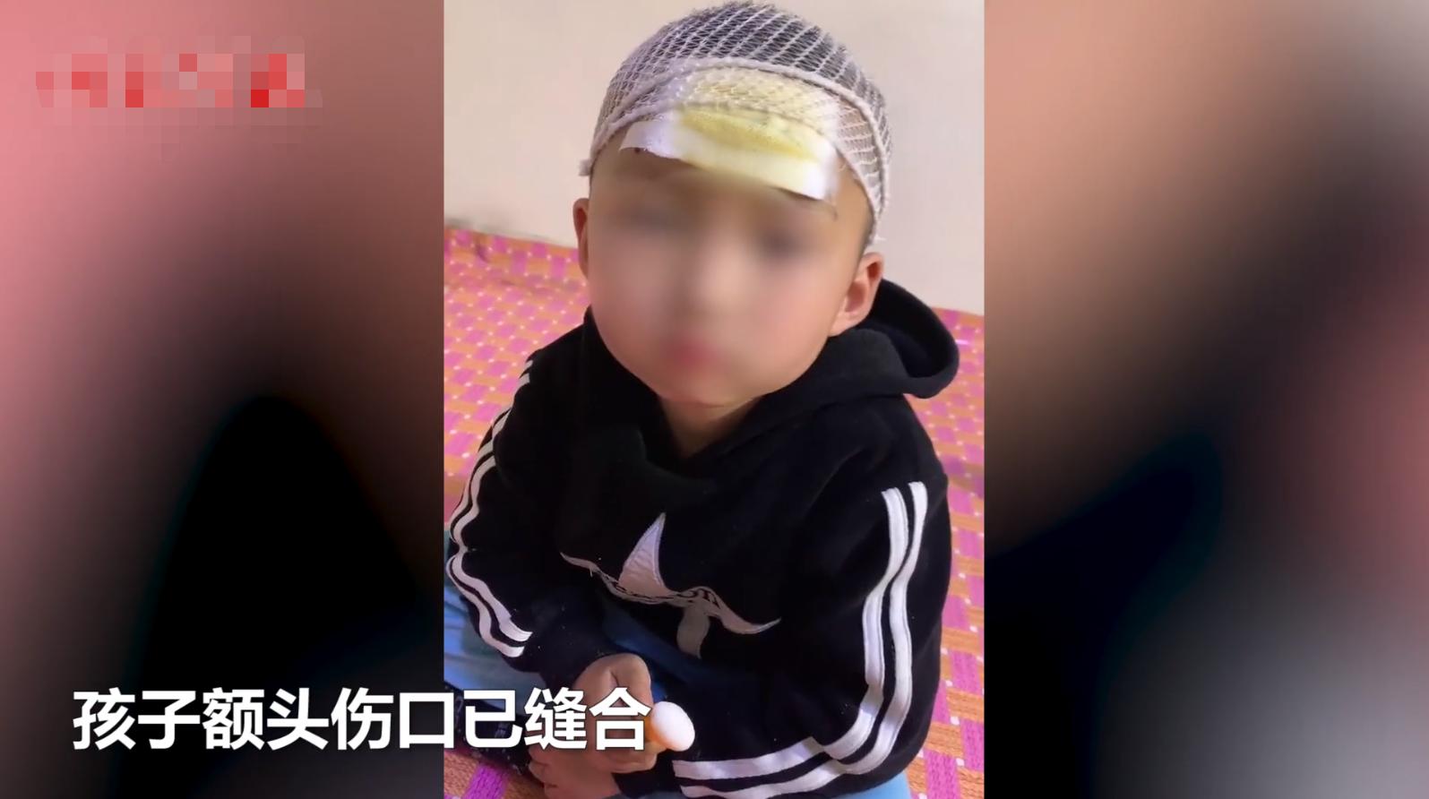 幼童误入羊圈,遭发疯大角公羊5次猛撞掀翻!幼童满头是血令人揪心