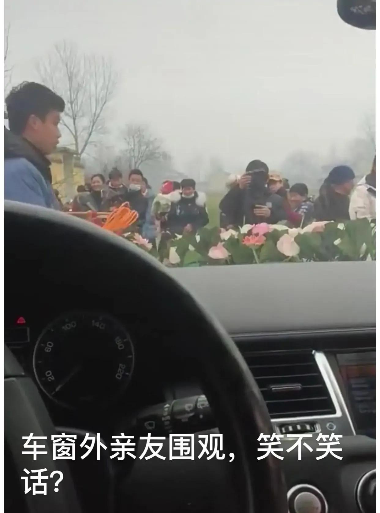 安徽一婚礼现场新郎新娘相视落泪,迎亲新娘数钱