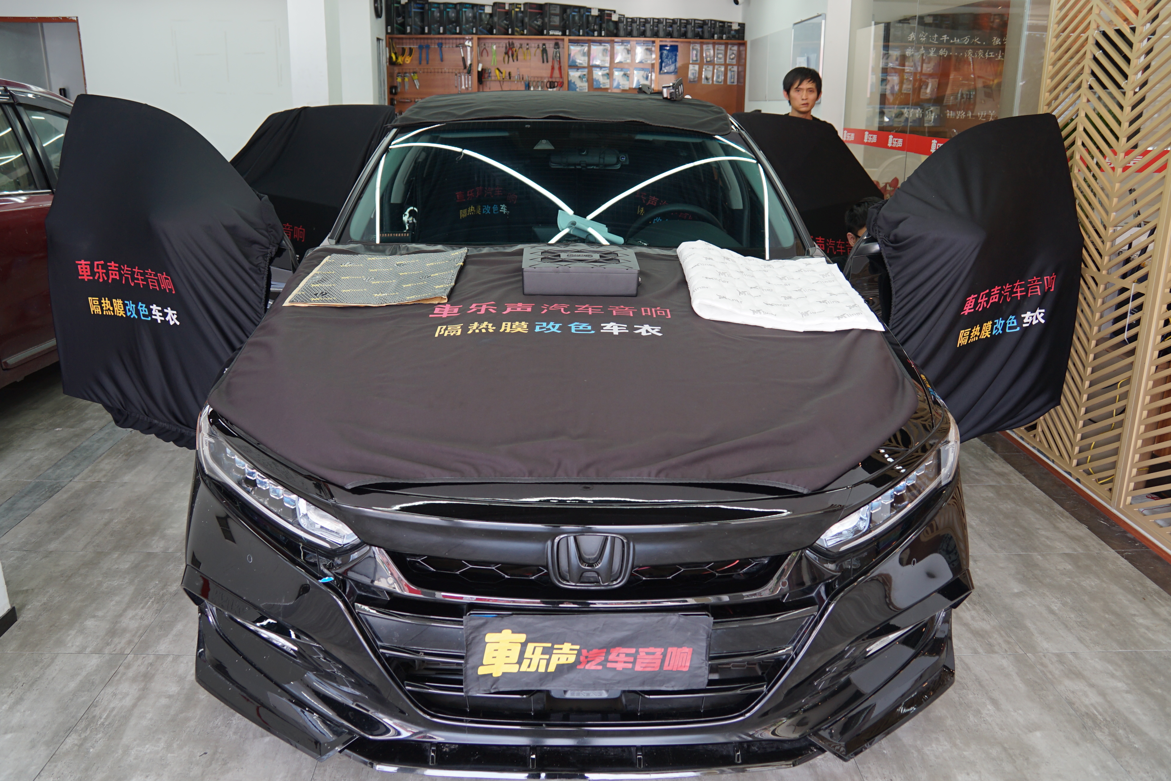 本田雅阁改装超薄爱威V8低音炮追求好音乐-广州车乐声汽车音响