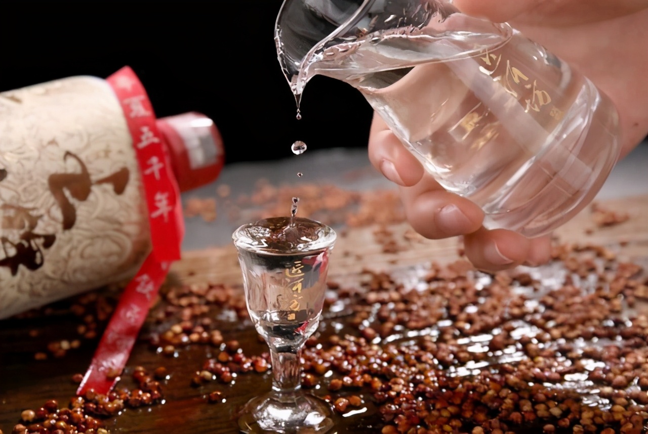 买酒找懂行的人,买白酒时别只看牌子和价格