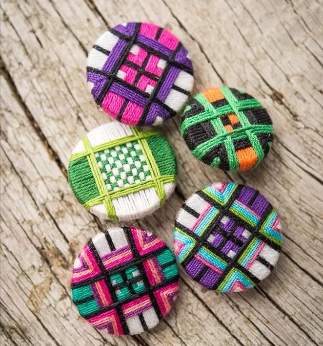 一个圆周边加一点装饰,用彩线做简单的小装饰