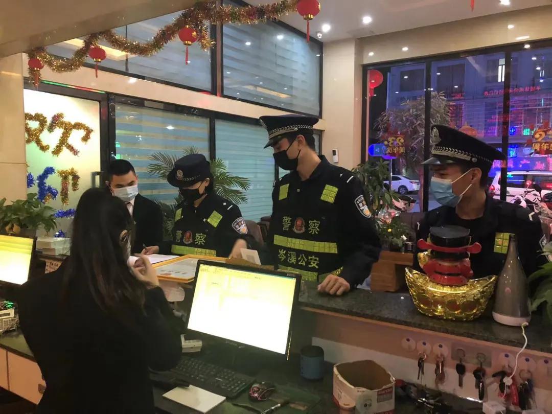 凌晨出动开展夜查行动,警方星夜清查风暴