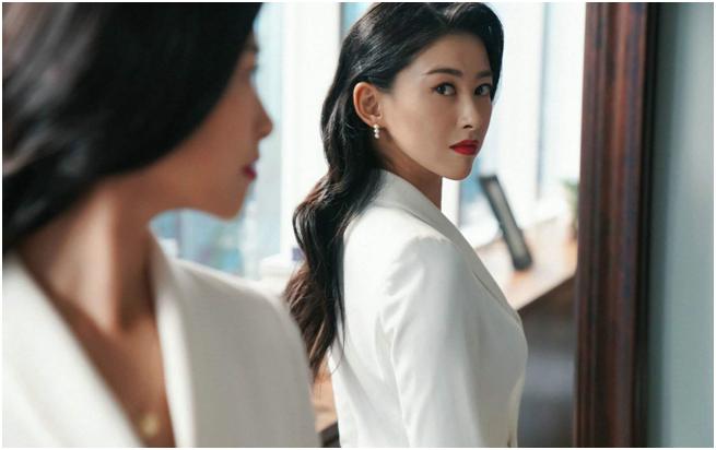 甩顶级富二代，爷爷是少将父亲是富豪，真实的朱珠比赵姬传奇多了