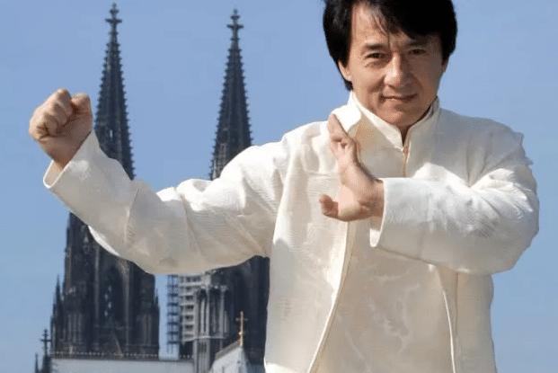 吴京男儿本色一字踢,吴京一字马