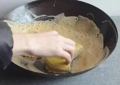 铁锅生锈不要扔教你一招搞定,不粘底层铁锅生锈怎么重新开锅