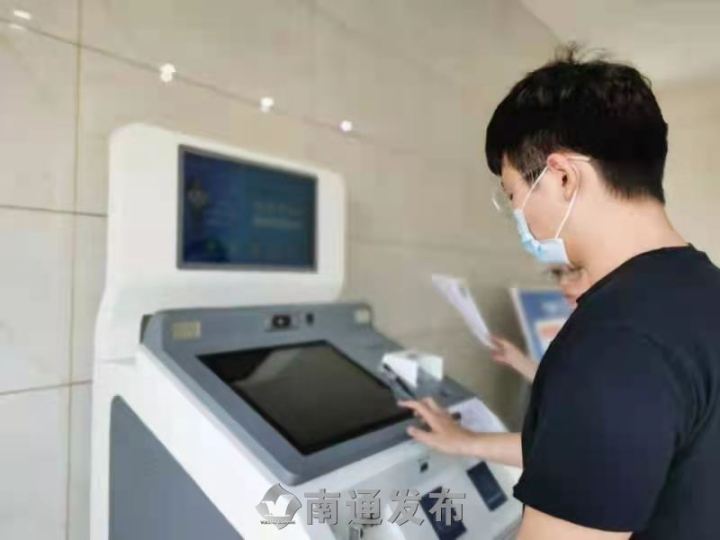 高考身份证丢了交警求助,高考现场考生丢失身份证执勤